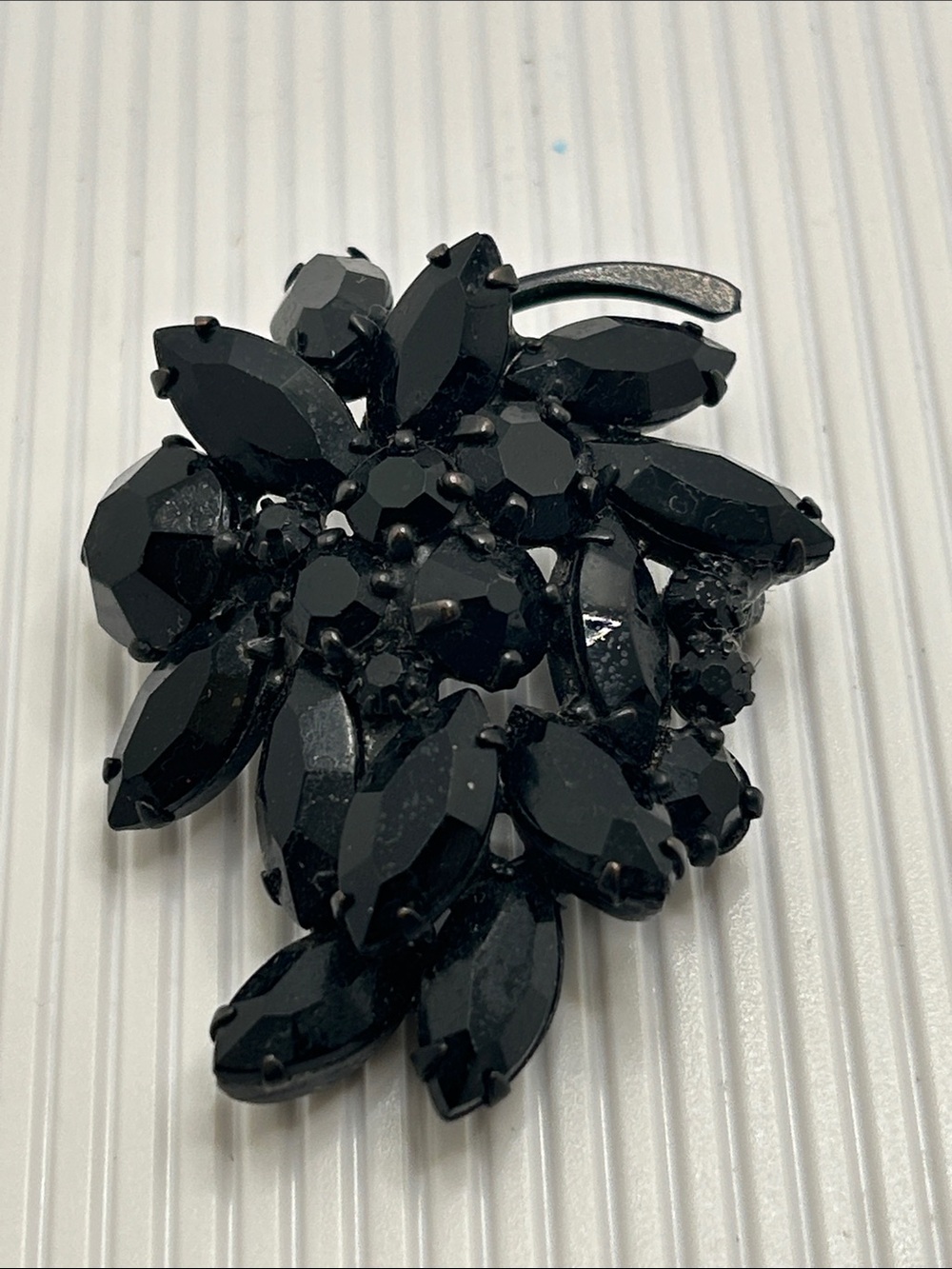 Albert Weiss Vintage Black Crystal Floral Cluster Brooch - Picture 2 of 7